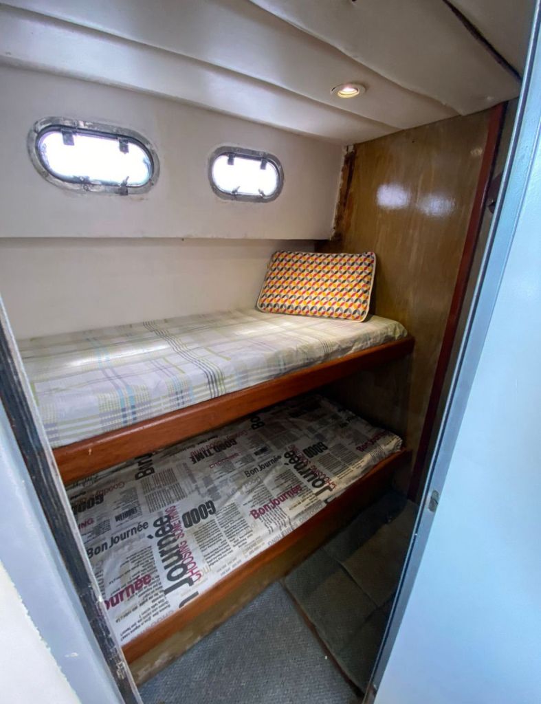 Quarto com beliche na Lancha Oceanic 32 Talismã em Cabo Frio