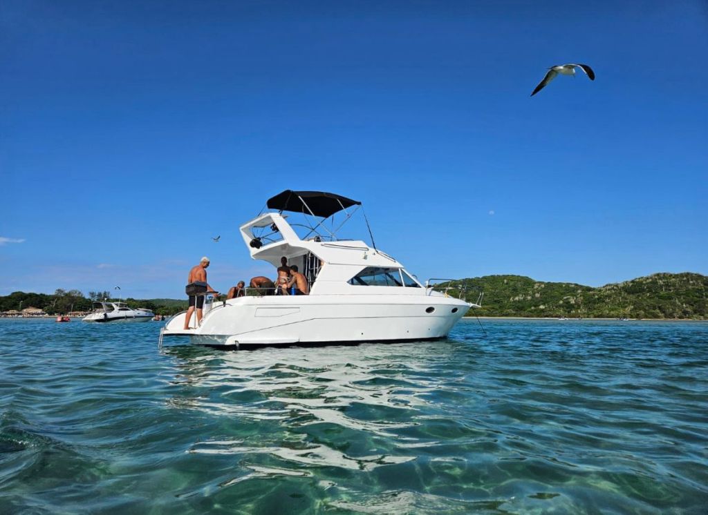 Lancha 33 pés navegando com passageiros em Cabo Frio