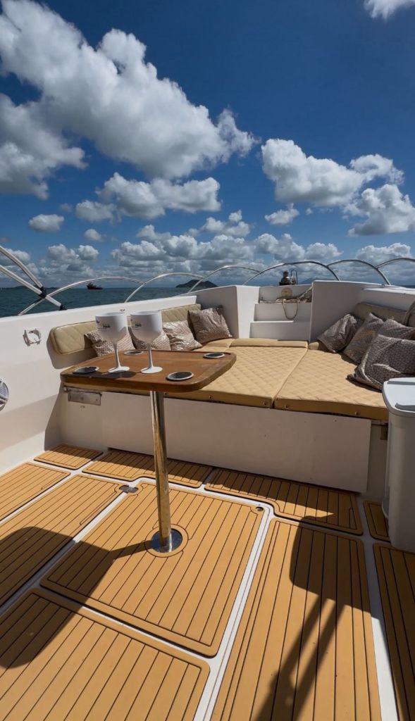 Área interna da lancha CF 34 pés com mesa e assentos