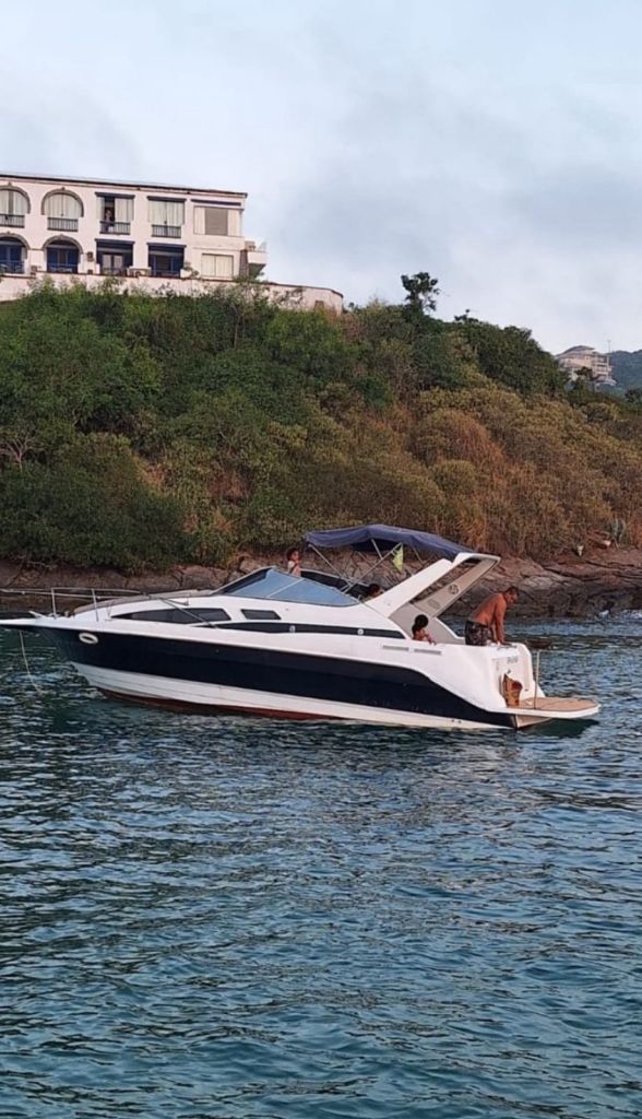 Lancha Bayliner 30 pés navegando em Búzios