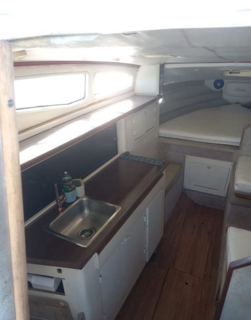 Cozinha compacta com pia na lancha Bayliner 30 pés