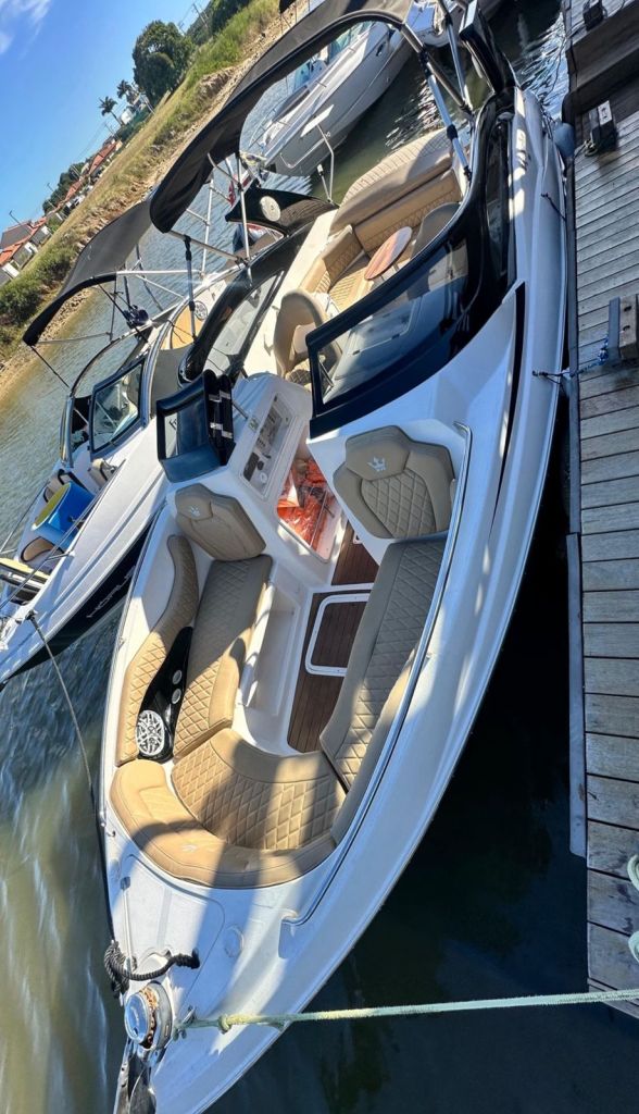 Lancha Themis IV Royal Mariner 27 pés ancorada em Búzios