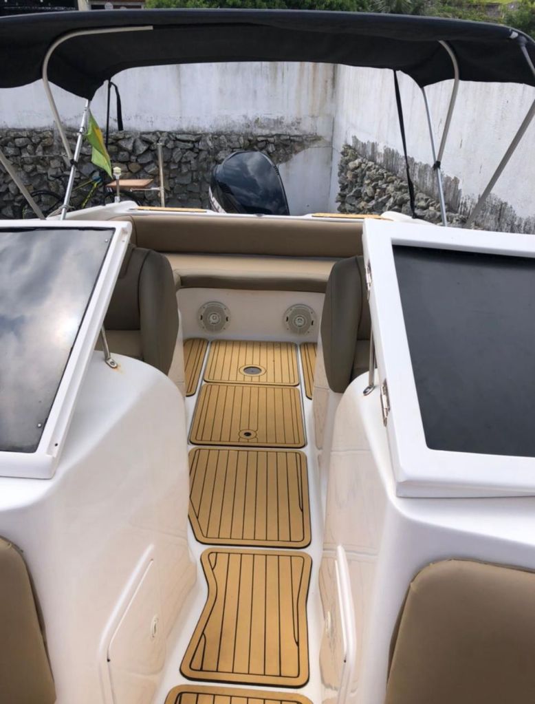 Pia com água doce e balcão interno da lancha