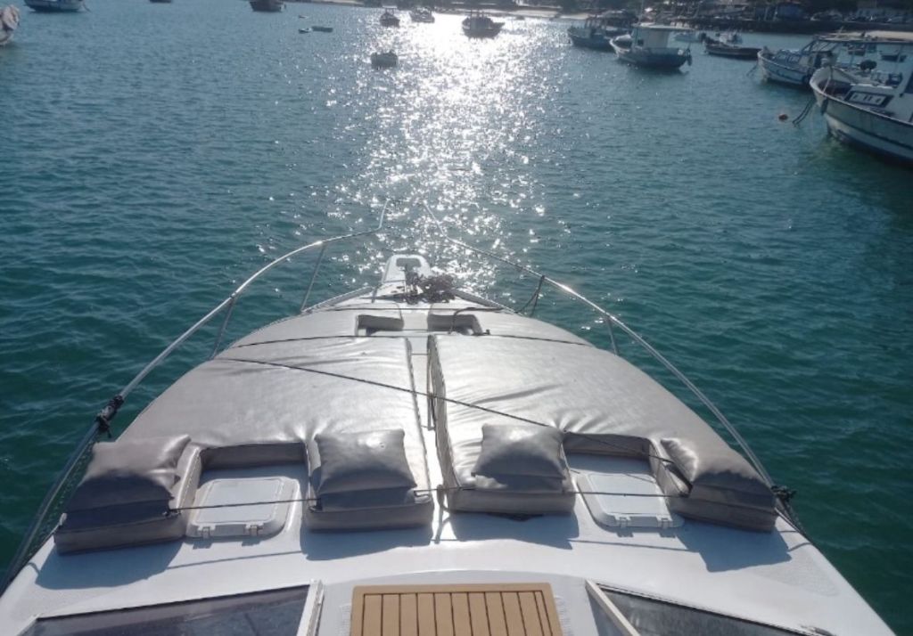 Deck da proa da lancha Bayliner com vista para o mar em Búzios