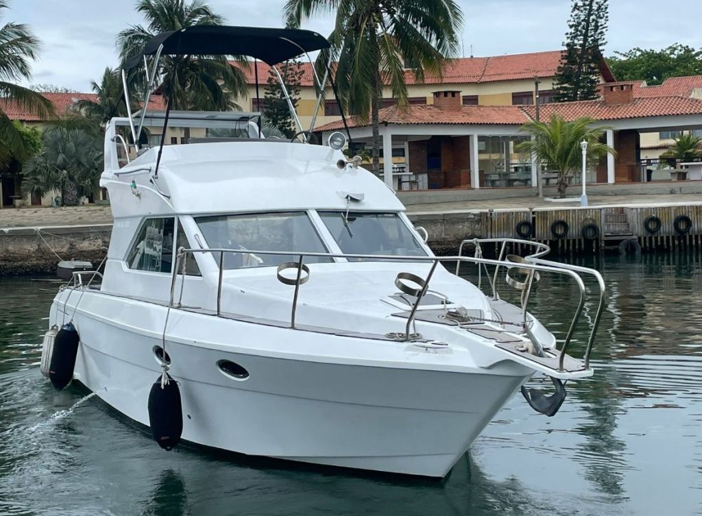 Lancha 33 pés ancorada em Cabo Frio com vista lateral