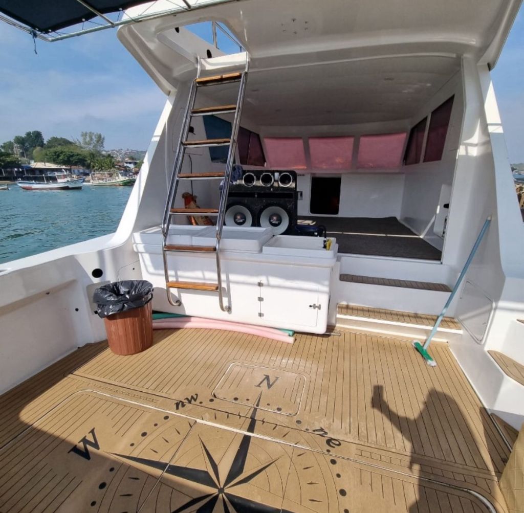 Área externa com churrasqueira e pia na lancha de 45 pés