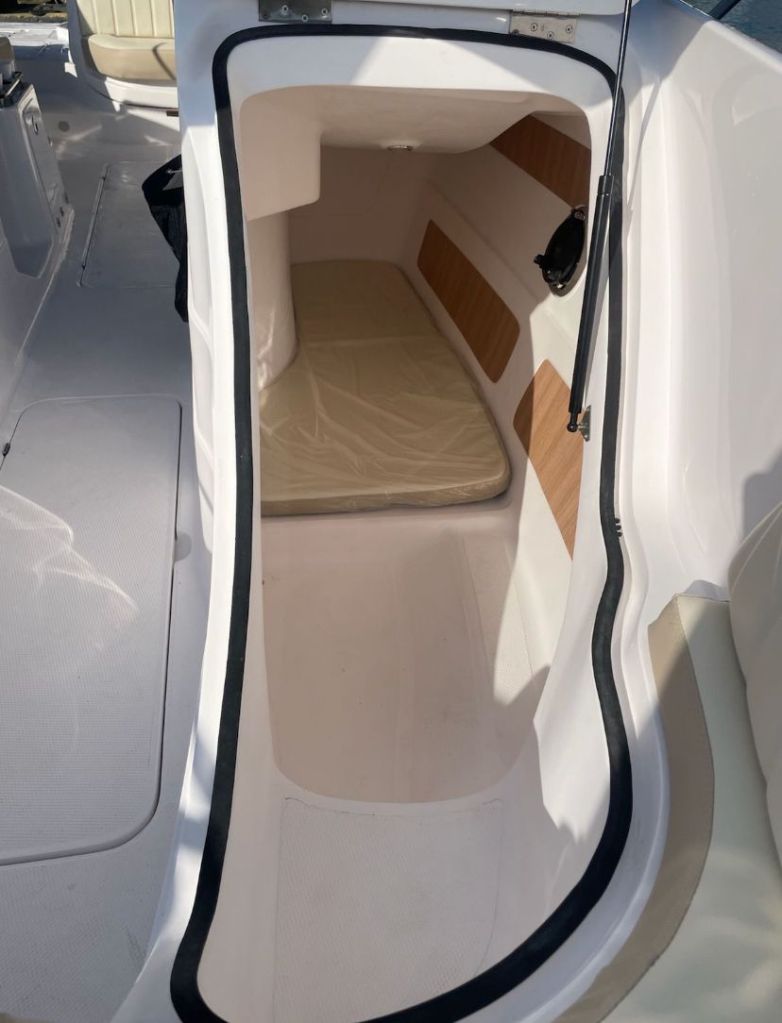 Interior da Lancha Coral 26 pés com assentos confortáveis