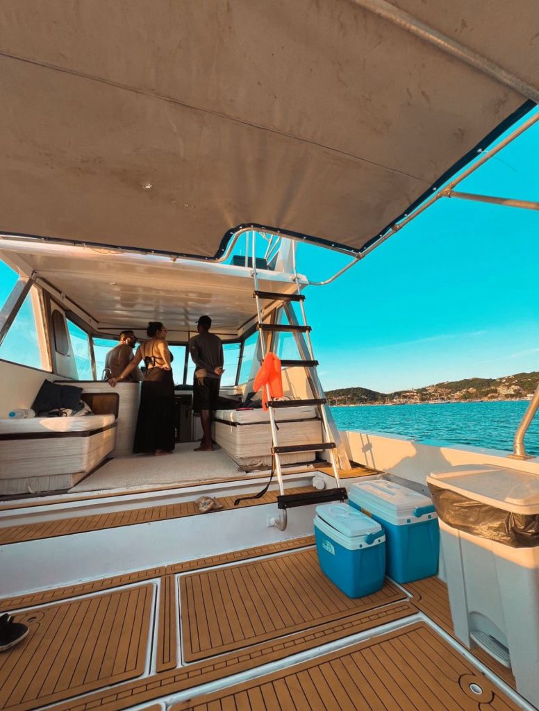 Área externa da lancha Nhoa com churrasqueira e vista para o mar