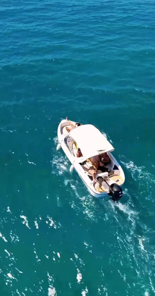 Lancha ABORDA 22 pés navegando em Búzios com mar cristalino