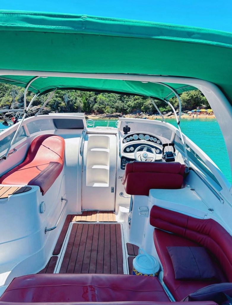 Painel de navegação da Lancha Bibiela com vista para o mar