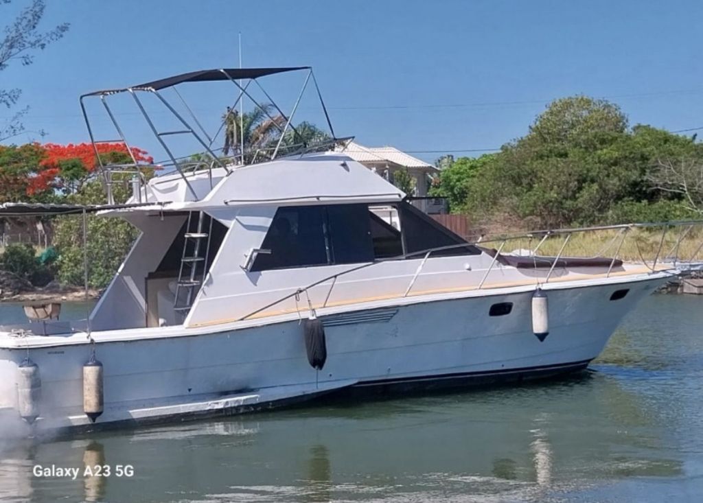 Lancha 40 pés atracada no píer de Búzios vista lateral