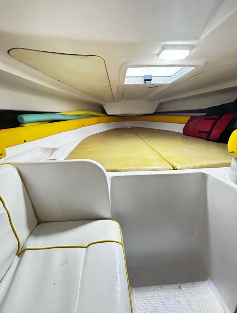 Cabine da Lancha Jade com cama confortável para descanso