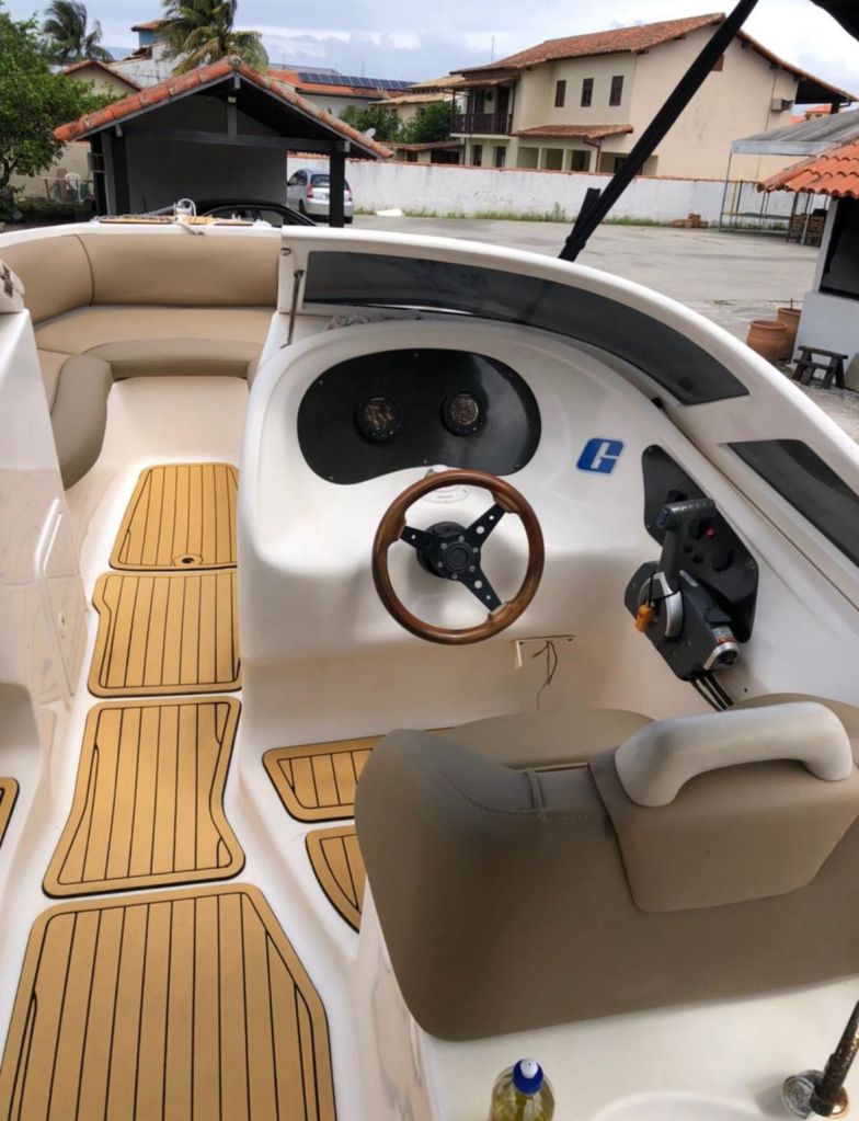 Painel de comando com volante, botões e detalhes cromados