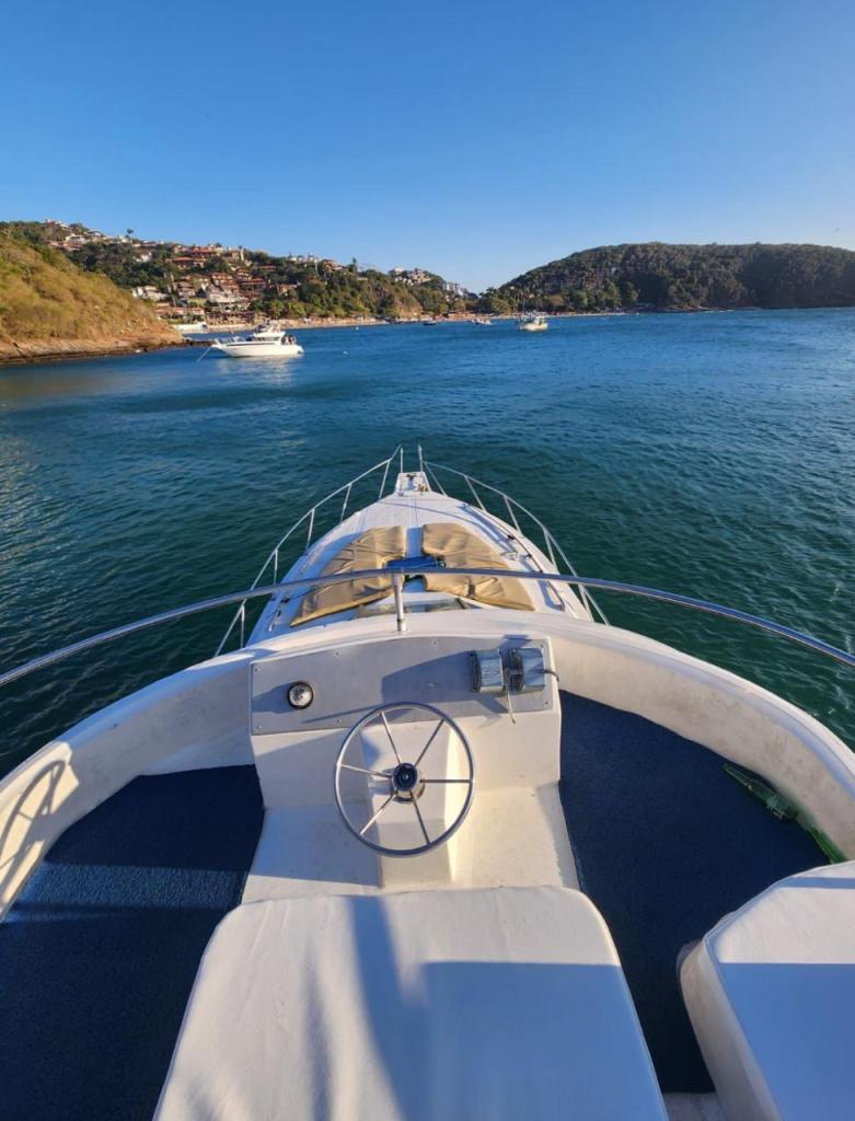 Vista da proa da lancha navegando em Búzios