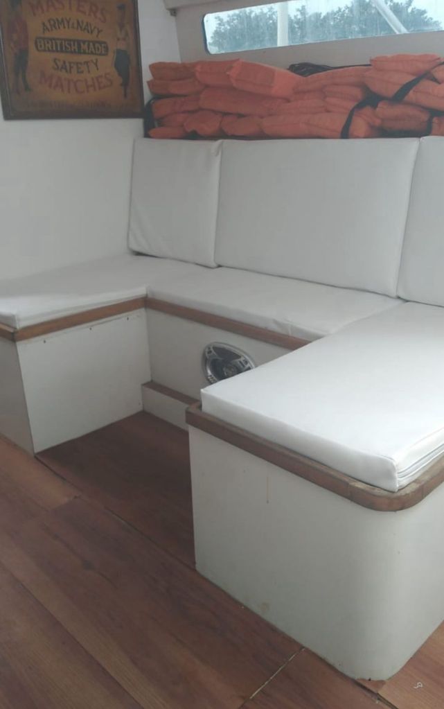 Cabine da lancha Nhoa 38 pés com estofado branco e conforto para passageiros