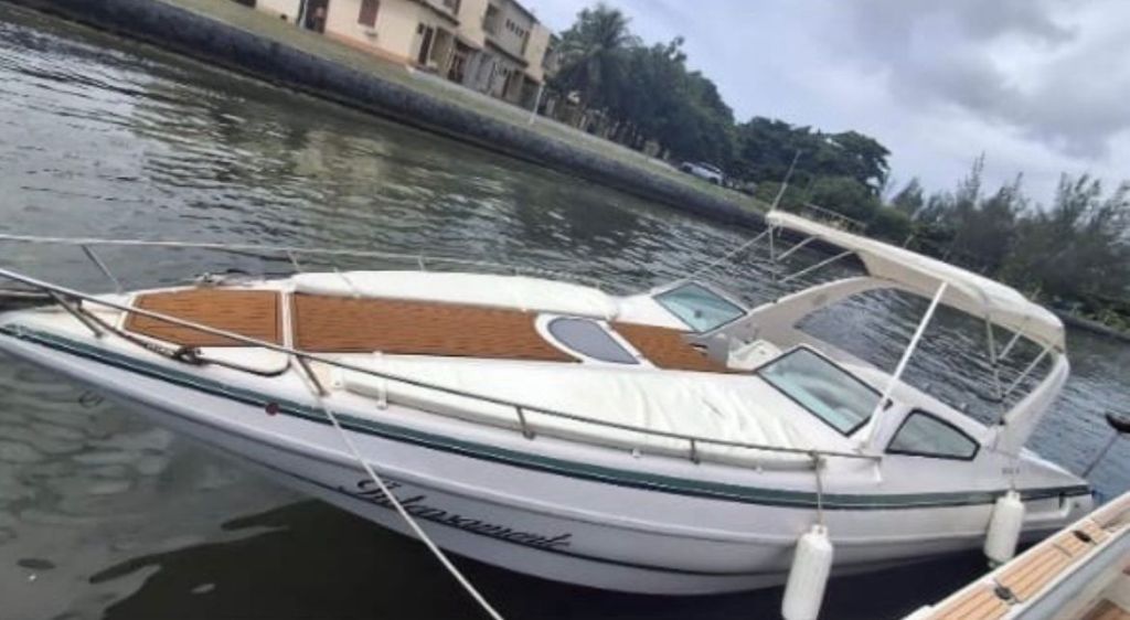 Lancha Real 29 pés atracada em Cabo Frio, pronta para passeio