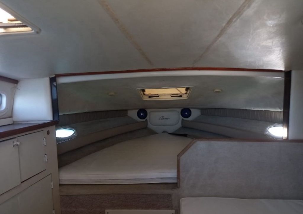 Cama confortável na cabine interna da lancha Bayliner 30 pés