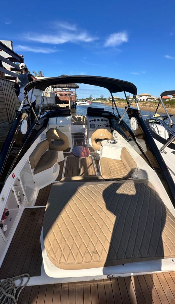 Lancha Royal Mariner Themis IV com espaço amplo e sombra