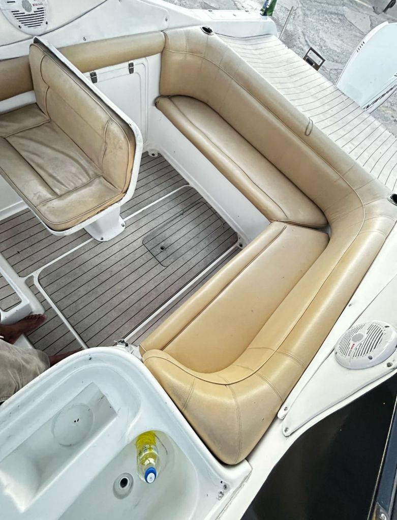 Cabine da Lancha Jade com cama confortável para descanso