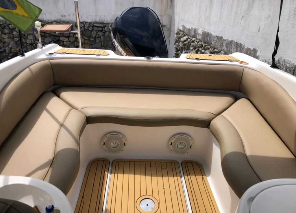 Assento traseiro da lancha com alto-falantes integrados