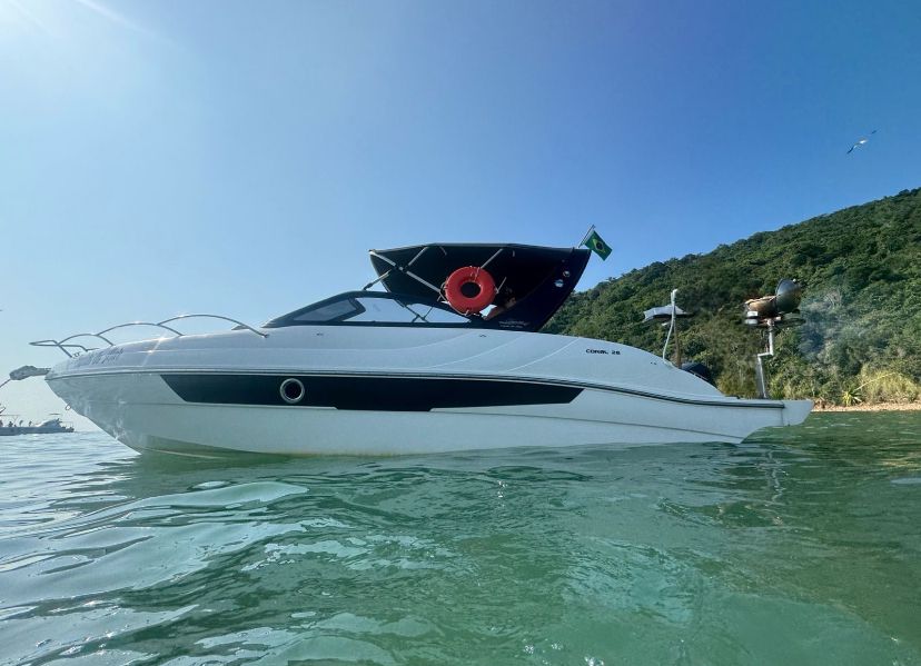 Lancha Coral 26 pés navegando pelas praias de Búzios