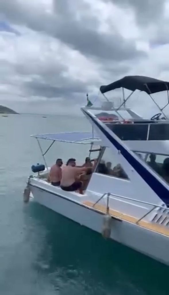 Pessoas relaxando a bordo da lancha Nhoa 38 pés durante passeio em Búzios
