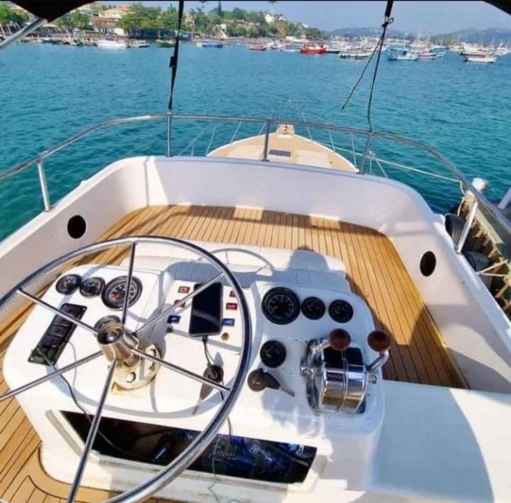 Painel de comando da lancha com vista para o mar de Búzios