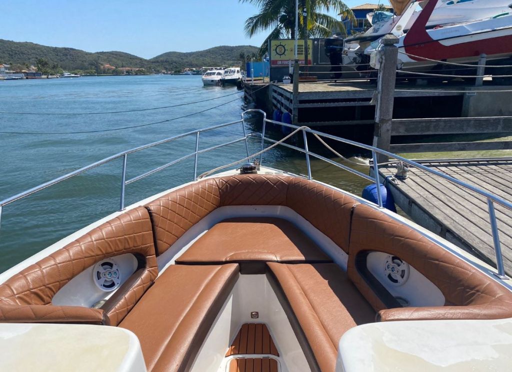 Proa da lancha com bancos acolchoados para relaxar