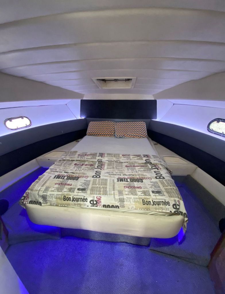 Quarto de casal com cama e iluminação LED na Lancha Oceanic 32