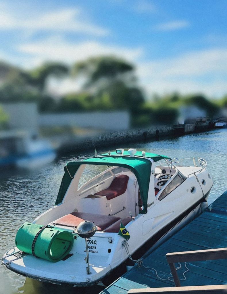 Lancha Bibiela com área de solário e cabine privativa em Búzios