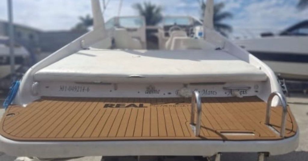 Parte traseira da lancha com piso em madeira náutica e assentos