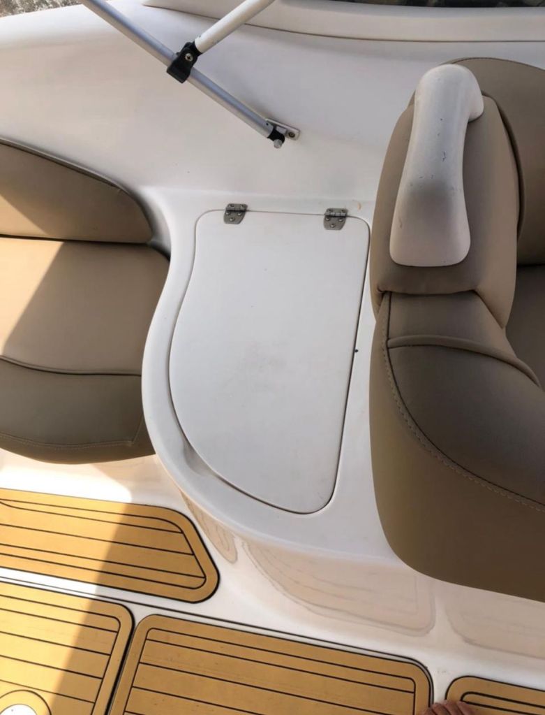 Porta de acesso lateral da cabine da lancha com piso antiderrapante