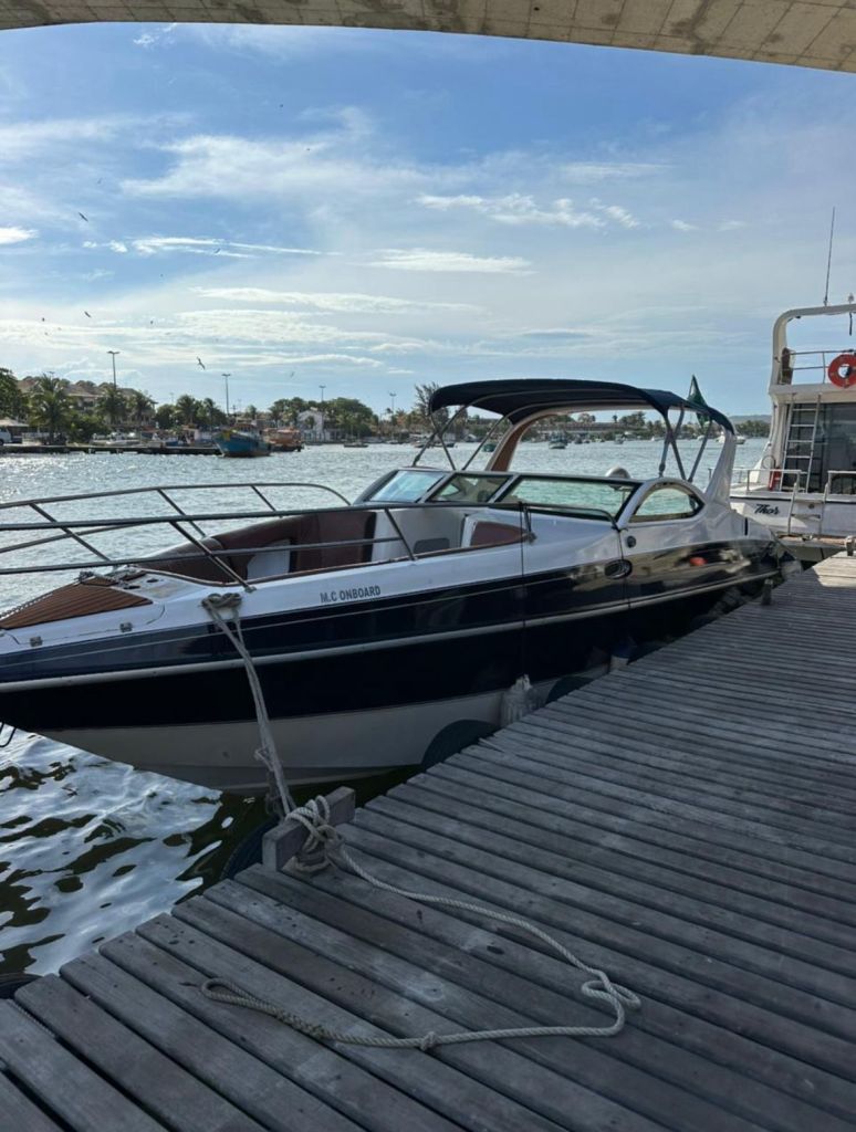 Vista lateral da Lancha Real 30 pés Talakas no píer