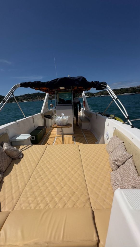 Parte traseira coberta da lancha CF 34 pés com vista do mar