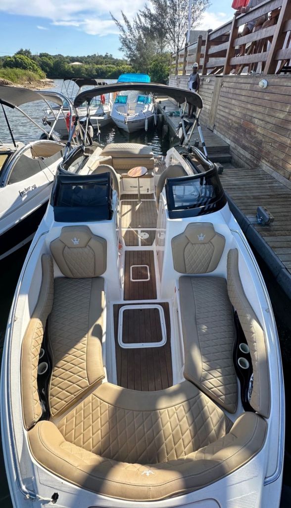 Vista interna da lancha Royal Mariner 27 pés em Búzios