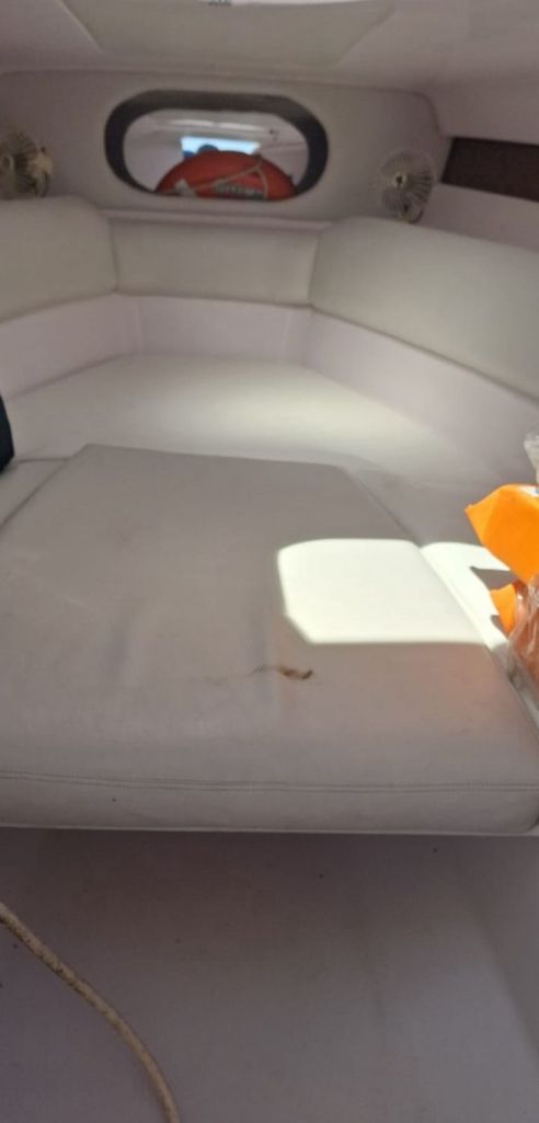 Quarto da lancha com cama de casal e iluminação natural