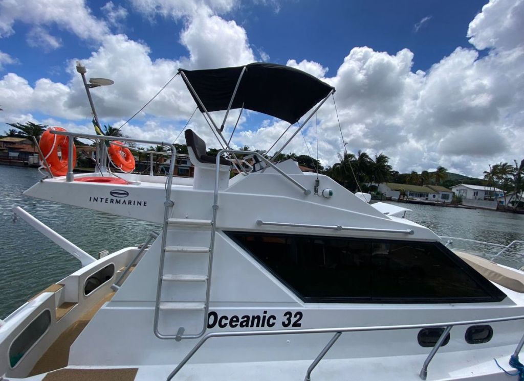 Detalhe da Lancha Oceanic 32 com nome na lateral em Cabo Frio