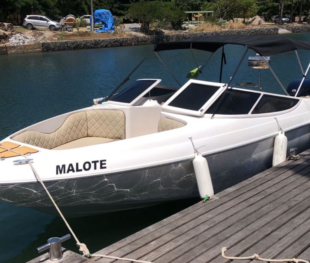 Lancha Malote 23 pés ancorada no píer de Cabo Frio