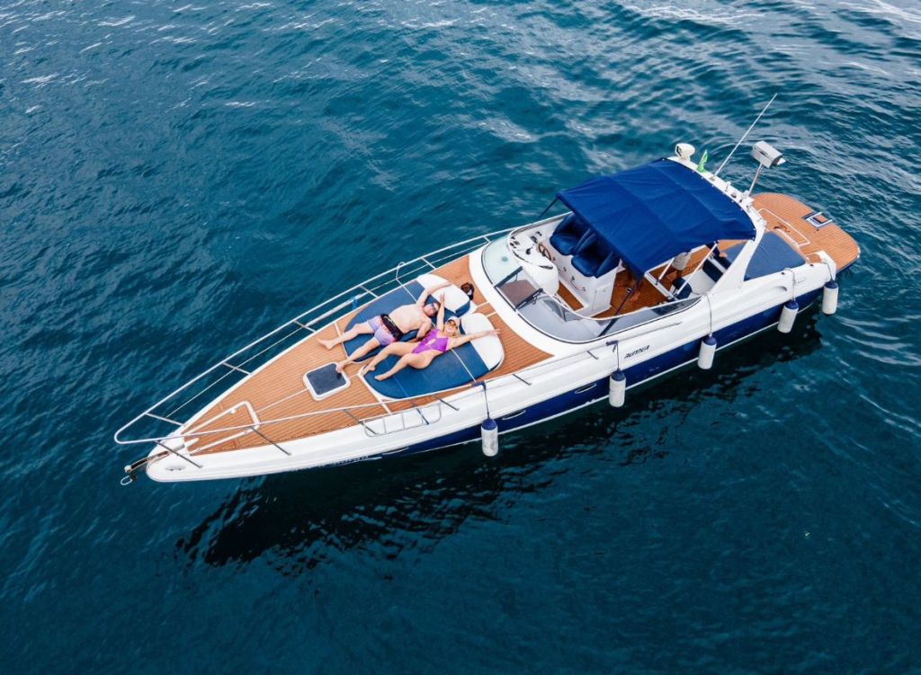 Lancha 38 pés vista de cima com grupo aproveitando o passeio