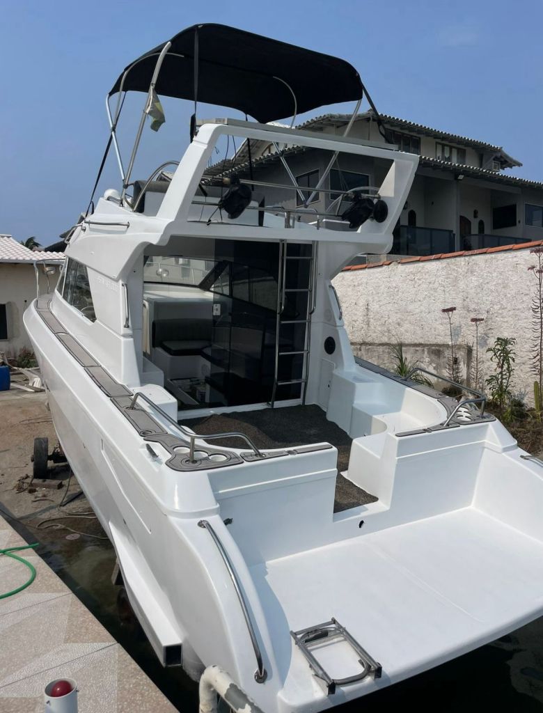 Vista traseira da lancha 33 pés pronta para embarque