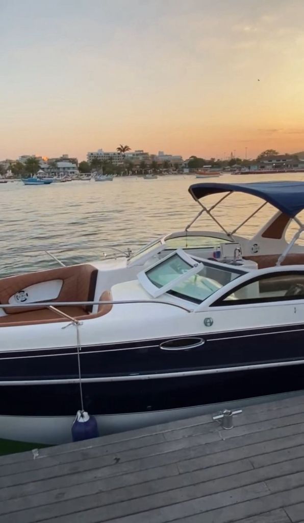 Lancha Real 30 pés atracada com vista do pôr do sol em Cabo Frio