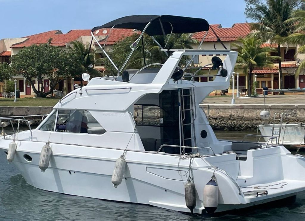 Flybridge da lancha 33 pés com cobertura preta