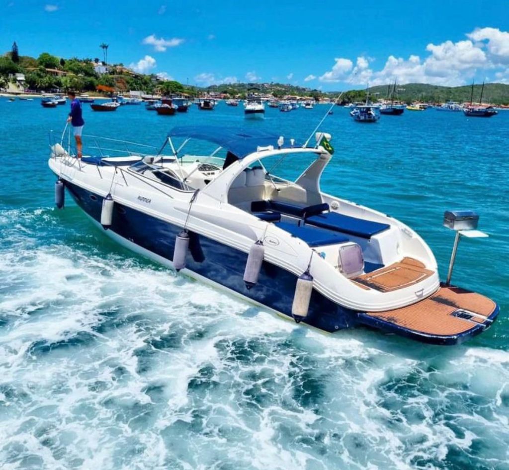 Lancha 38 pés em alta velocidade nas águas azuis de Búzios