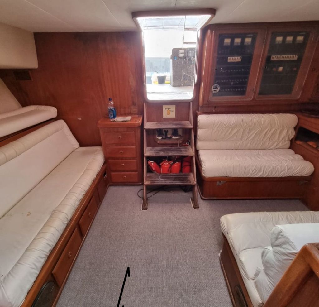 Cabine da lancha com camas beliche e armário de madeira