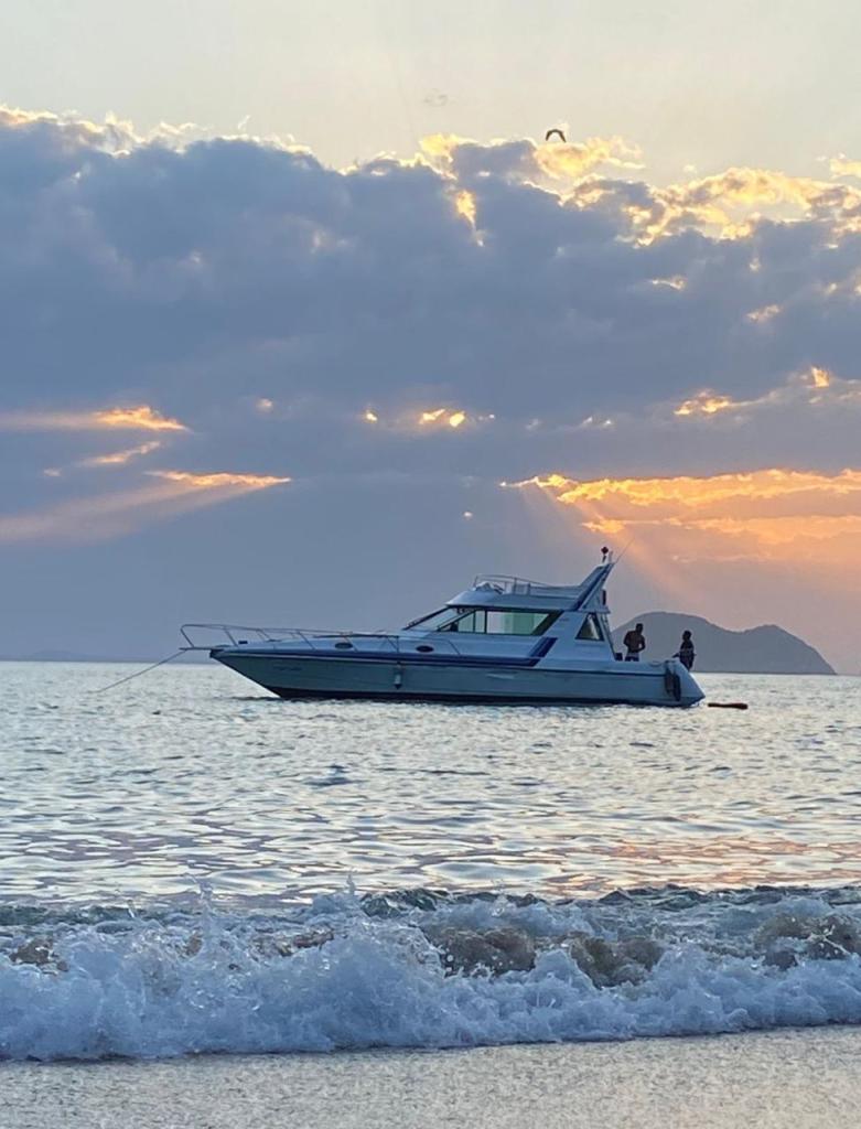 Lancha navegando em mar aberto ao entardecer em Búzios