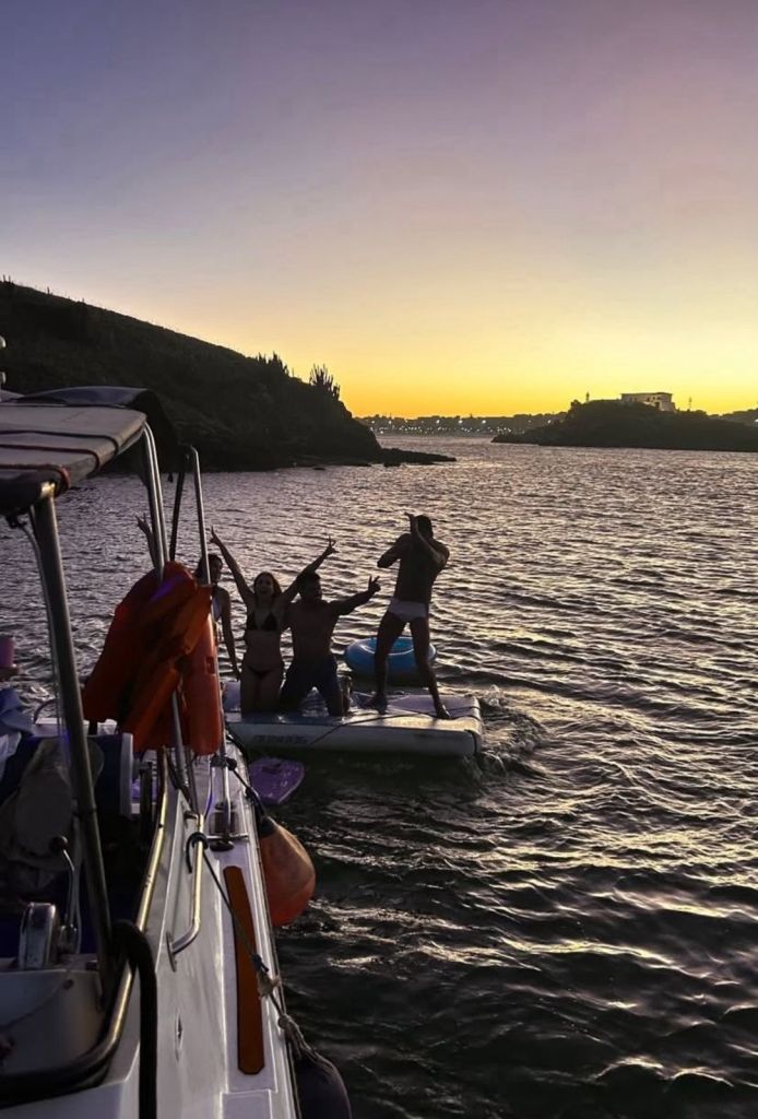 Encerrando o passeio com o pôr do sol e embarque na lancha