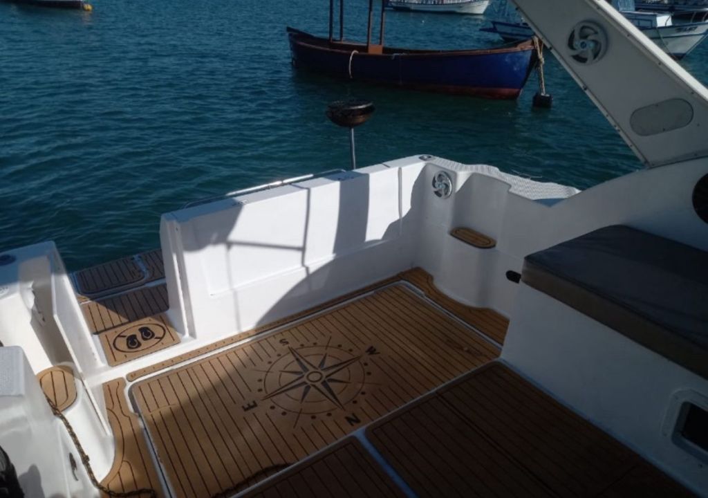 Área da popa com acabamento em madeira na lancha Bayliner