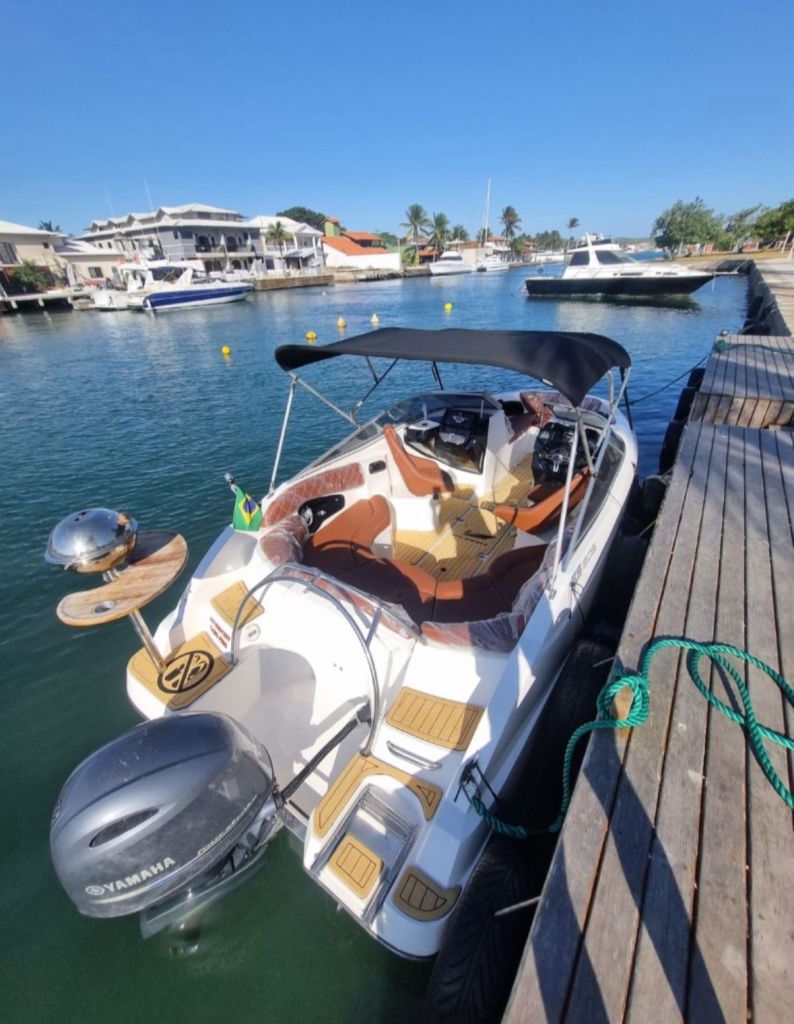 Lancha FS 20.5 pés com motor duplo e churrasqueira embutida