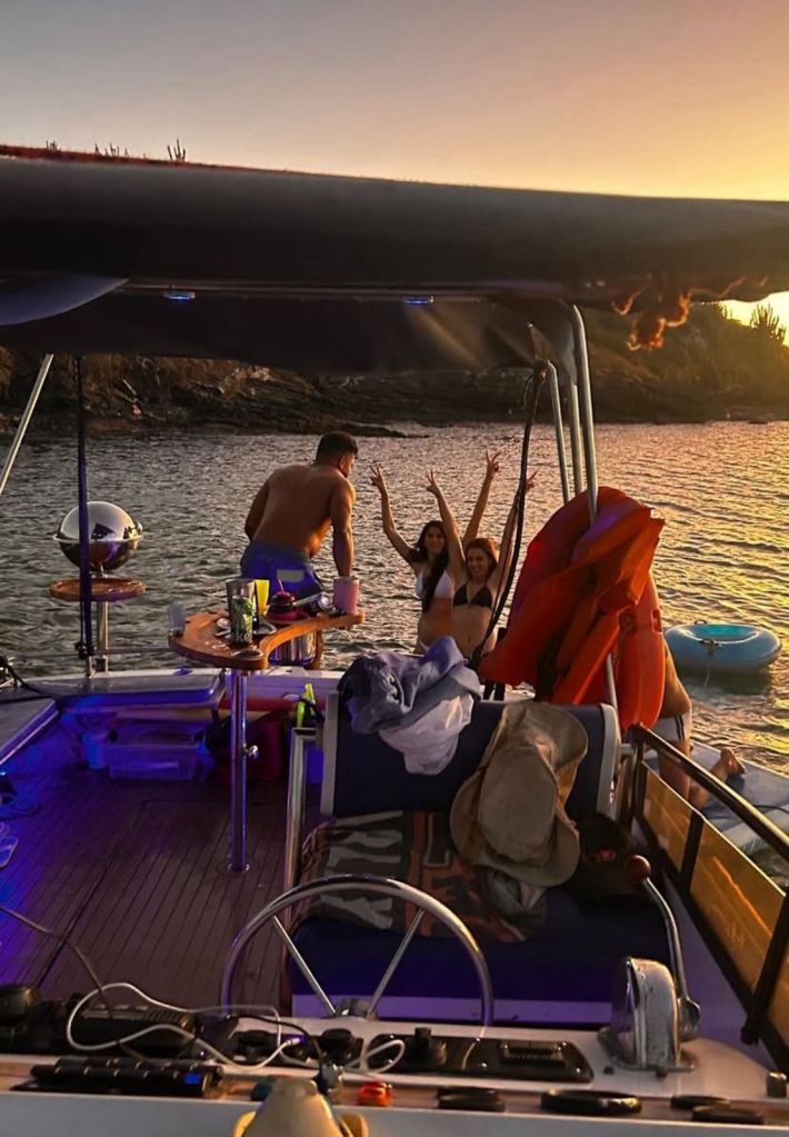 Encerrando o passeio com o pôr do sol e embarque na lancha