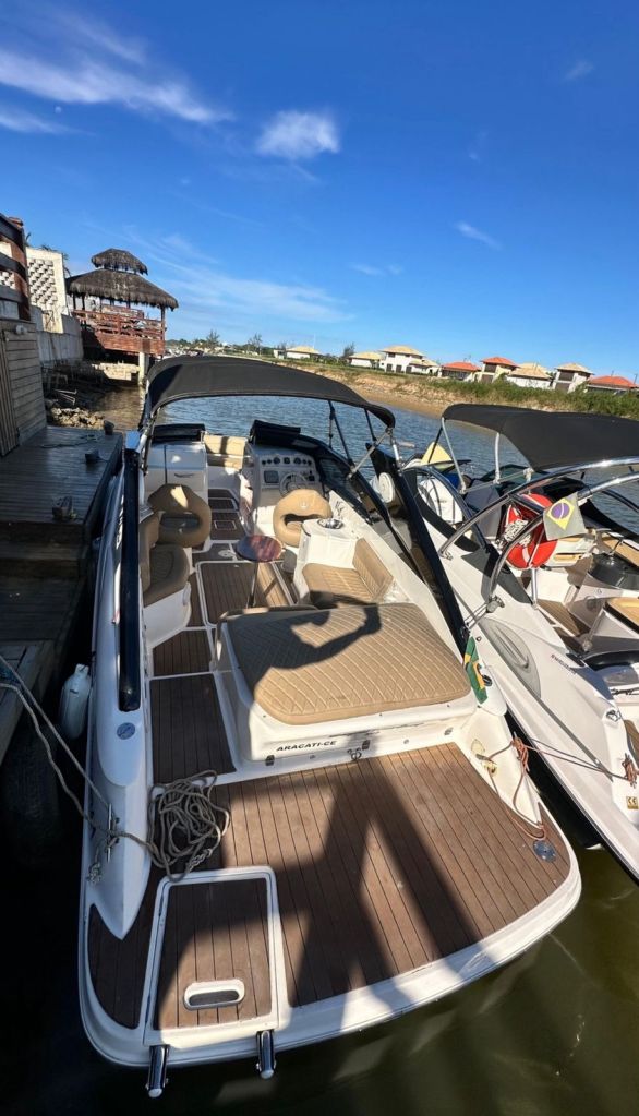 Design externo elegante da lancha Themis IV no píer de Búzios